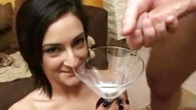 Bătrânul se ia cu un adolescent tânăr