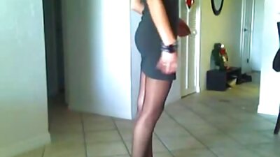 Curtezană, o fată virgină convinsă, la locul de muncă într-un videoclip de sex