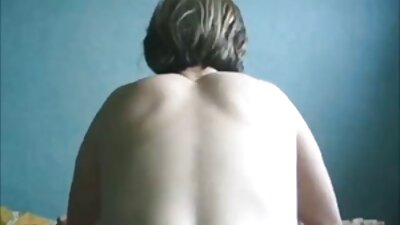 Milf blondă nu a putut să se apere de vecină