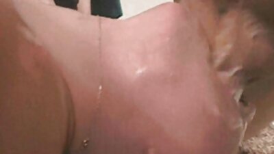 Mama adormită trezită de prietenul fiului care o forțează să trateze