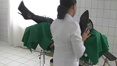 Frumusețea adolescentă brunetă și bustină este ireală atât de fierbinte
