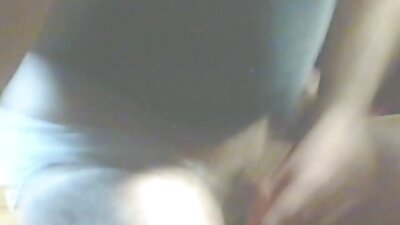 Un băiat excitat surprinde servitoarea prietenelor din spate