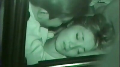 Cuplu de adolescent tineri care încearcă sex în poziții diferite