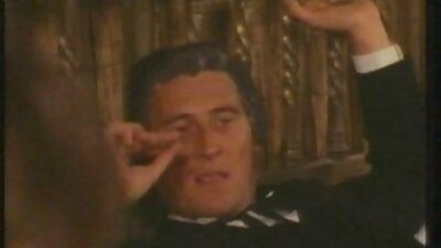 Shy Boy primește o mâna fierbinte de la două doamne mature